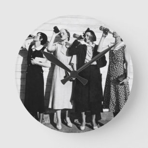 Horloge Ronde Femmes Boire Bière Vieux Photographie Bière Vintag