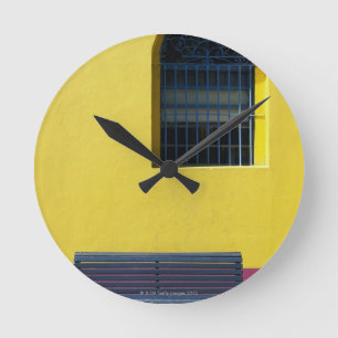 Horloge Ronde Fenêtre et banc