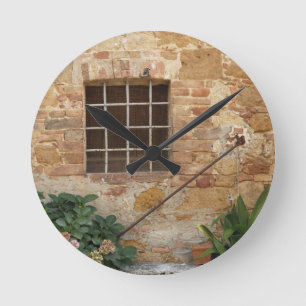 Horloge Ronde Fenêtre et mur de pierre ancien, Pienza, Italie