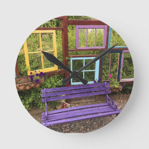 Horloge Ronde Fenêtres colorées et décoration du jardin du banc