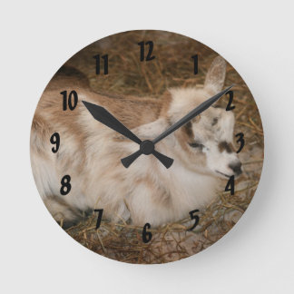 Horloge Ronde Fer petite chèvre levant bébé droit