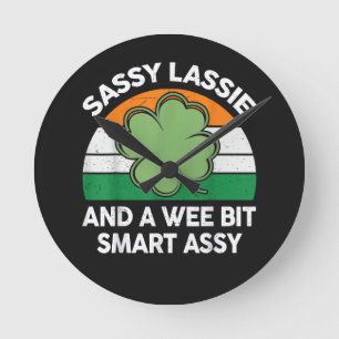 Horloge Ronde Fête de la Saint-Patrick Sassy Lassie Drôle Shamro