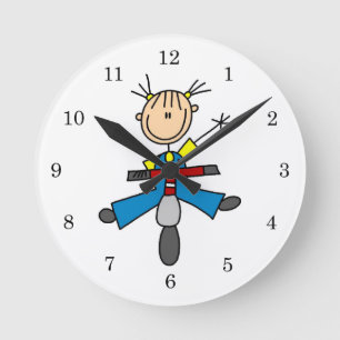 Horloge Ronde Figure de bâton fille conduisant un scooter