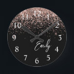 Horloge Ronde Fille Rose noir or bleu Parties scintillant rose M<br><div class="desc">Parties scintillant étincelante noire et Rose or rose brillant brossée Script Monogramme Nom Horloge. Cela rend le cadeau parfait pour 16 ans, mariage, douche nuptiale, anniversaire, baby shower ou bachelorette pour quelqu'un qui aime le luxe glam et les styles chic.</div>