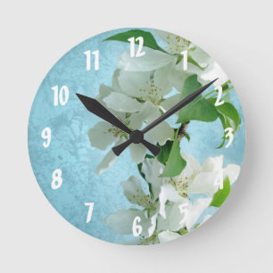 Horloge Ronde Fleur blanche sur Monogramme bleu Monogramme initi