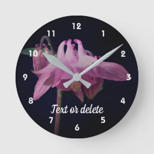 Horloge Ronde Fleur de Columbine rose intense personnalisée