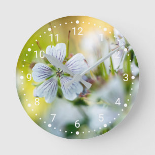 Horloge Ronde Fleur de géranium blanc décoratif Photo à bokeh do