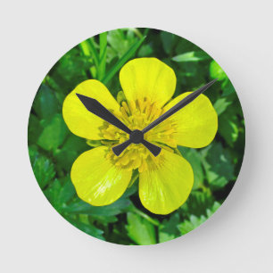 Horloge Ronde Fleur de tasse à beurre en flammes.