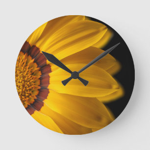 Horloge Ronde Fleur jaune sur arrière - plan noir