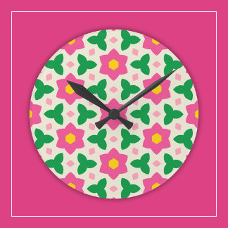 Horloge Ronde Fleurs botaniques rose vif sur floral géométrique