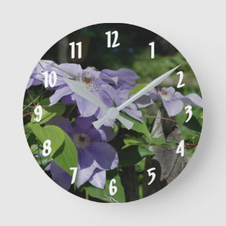 Horloge Ronde Fleurs Clematis Violettes Sur La Clôture