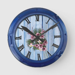 Horloge Ronde Fleurs d'arty rose sur la texture de bois bleu