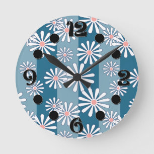 Horloge Ronde Fleurs de camomille blanche sur fond bleu rayé