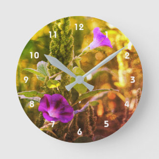 Horloge Ronde Fleurs de gloire violet sauvage du matin Abstrait