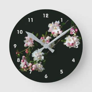 Horloge Ronde Fleurs de pommier en fleurs au printemps