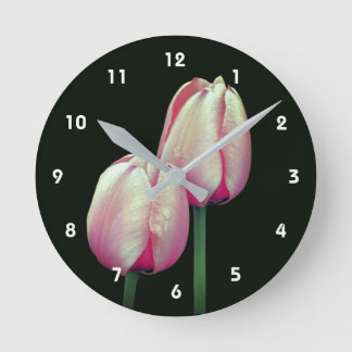 Horloge Ronde Fleurs de tulipe rose goutte de pluie 