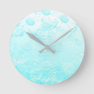 Horloge Ronde Fleurs en relief bleu glace