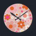 Horloge Ronde Fleurs Rétro Peach Blush Rose Orange Floral<br><div class="desc">Fleurs colorées rétro : art floral - tons chauds arrière - plan pêche et blanc, rose roux, orangé et jaune.</div>
