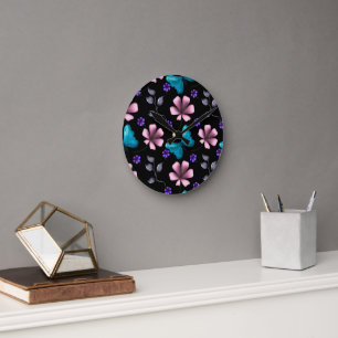 Horloge Ronde Fleurs roses fantaisistes et papillon bleu sans co