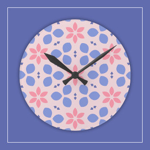Horloge Ronde Fleurs roses vives et formes bleues sur mur floral