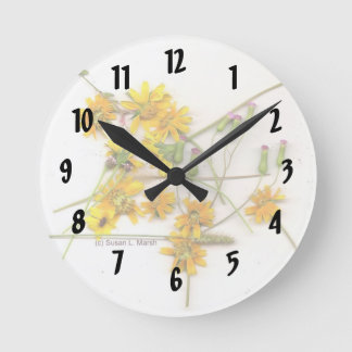 Horloge Ronde Fleurs sauvages épars en jaune et blanc