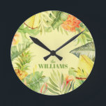 Horloge Ronde Fleurs tropicales Verdure fruitée<br><div class="desc">Votre nom est présenté sur une horloge à l'aquarelle avec des fleurs tropicales,  des fruits et de la verdure sur un arrière - plan vert pâle doux. CORRESPONDRE des articles dans notre magasin.</div>