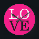 Horloge Ronde Fond Rose Amour Mariage<br><div class="desc">Vous pouvez facilement changer les polices et les couleurs. Vous pouvez également ajouter votre logo et l'image de fond comme vous le souhaitez.</div>