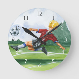 Horloge Ronde Footballeur donnant un coup de pied une boule par