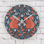Horloge Ronde Forêt d'écureuils<br><div class="desc">Motif de forêt d'écureuils rouges avec des cônes de pins, branches de pins, glands, feuilles de chêne et baies. Idéal pour une maison de lac ou un décor de chambre saisonnier. Art original de Nic Squirrell.</div>