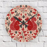 Horloge Ronde Forêt d'écureuils<br><div class="desc">Motif de forêt d'écureuils rouges avec des cônes de pins,  branches de pins,  glands,  feuilles de chêne et baies. Idéal pour une maison de lac ou un décor de chambre saisonnier. Art original de Nic Squirrell.</div>