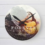 Horloge Ronde Forever Be My Always Love Mariage Script photo<br><div class="desc">Dégustez les clichés ringards et faites de la Saint-Valentin une fête qui vaut la peine ! Cette horloge est garantie pour faire fondre les coeurs et voler le spectacle. Allez-y, transformez le temps en poème d'amour et dites "Je t'aimerai pour toujours" dans chaque tique ! Horloge photo moderne et chic...</div>
