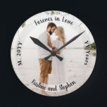 Horloge Ronde Forever in Love Mariage Anniversaire Photo<br><div class="desc">Gardez votre autre significatif proche de cette photo anniversaire avec photo,  sentiment,  nom,  mariage et le nombre d'années mariées. Conception composite par Holiday Hearts Designs.</div>