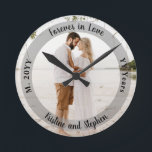 Horloge Ronde Forever in Love Mariage Anniversaire Photo<br><div class="desc">Gardez votre autre significatif proche de cette photo anniversaire avec photo,  sentiment,  nom,  mariage et le nombre d'années mariées. Conception composite par Holiday Hearts Designs.</div>