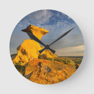 Horloge Ronde Formation sculptée des Badlands dans l'herbe court