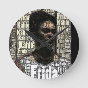 Horloge Ronde Frida Kahlo marquant avec des lettres le portrait