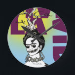 Horloge Ronde Frida Kahlo Pop Art Portrait<br><div class="desc">Frida Kahlo de Rivera était une peintre mexicaine dont on se souvient pour ses oeuvres intenses et vibrantes. Son oeuvre a été célébrée au Mexique comme emblématique de la tradition nationale et indigène,  et par des féministes pour sa représentation sans compromis de l'expérience féminine et</div>