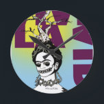 Horloge Ronde Frida Kahlo Pop Art Portrait<br><div class="desc">Frida Kahlo de Rivera était une peintre mexicaine dont on se souvient pour ses oeuvres intenses et vibrantes. Son oeuvre a été célébrée au Mexique comme emblématique de la tradition nationale et indigène,  et par des féministes pour sa représentation sans compromis de l'expérience féminine et</div>
