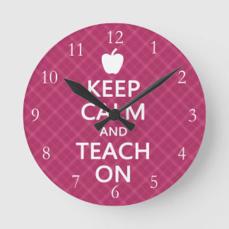Horloge Ronde Gardez le calme et Enseignez, Plaid rose