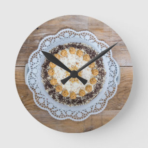 Horloge Ronde Gâteau aux amandes sur bois rustique