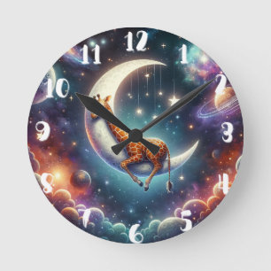 Horloge Ronde Giraffe de bébé céleste dormant sur la lune et les
