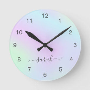 Horloge Ronde Girly Modern Elegant Script Nom Holographique
