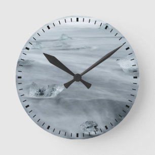 Horloge Ronde Glace et eau sur une plage, île
