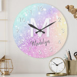 Horloge Ronde Glam Iridescente Parties scintillant colorée perso<br><div class="desc">Personnalisez facilement cet élégant motif de parties scintillant bokeh coloré avec votre nom et/ou monogramme personnalisés.</div>