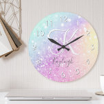 Horloge Ronde Glam Iridescente Parties scintillant colorée perso<br><div class="desc">Personnalisez facilement cet élégant motif de parties scintillant bokeh coloré avec votre nom et/ou monogramme personnalisés.</div>