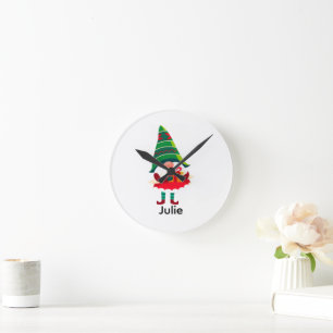 Horloge Ronde Gnome de Noël personnalisée tenant une boîte cadea