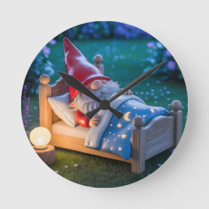 Horloge Ronde Gnome endormi dans un jardin nocturne