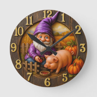 Horloge Ronde Gnome Feeding Pig in Autumn Farm Scene Clock