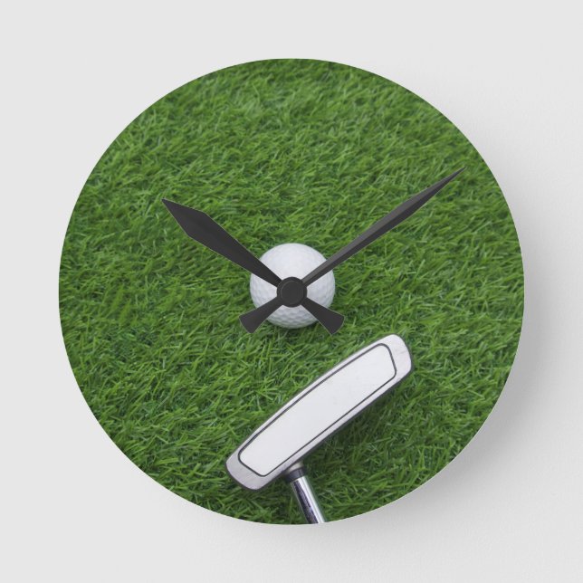 Horloge Ronde Golf avec putter are on green grass (Recto)