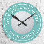Horloge Ronde Golf Ball Sports Golf Citation Modern Funny Turquo<br><div class="desc">Design présente une image réaliste d'une balle de golf au centre d'un arrière - plan turquoise populaire. Jolie citation de golfeur, "Mange, Dors, Golf, Répète ! Vous avez des questions ?" est ajouté dans un texte circulaire moderne et espacé de façon décorative autour de la balle de golf. Un cadre...</div>