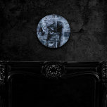 Horloge Ronde Graffiti peint Grunge | Dark Navy et Denim Blue<br><div class="desc">#abstractart abstrait contemporain moderne foncé avec graffiti moody dans une combinaison spectaculaire et pointue des années 90 de tons de bijoux profonds sur un arrière - plan texturé. Cette aquarelle peinte à la main et un dégradé moyen mélangé ajoute une couleur pop parfaite pour tout style ou occasion personnel. Pour...</div>